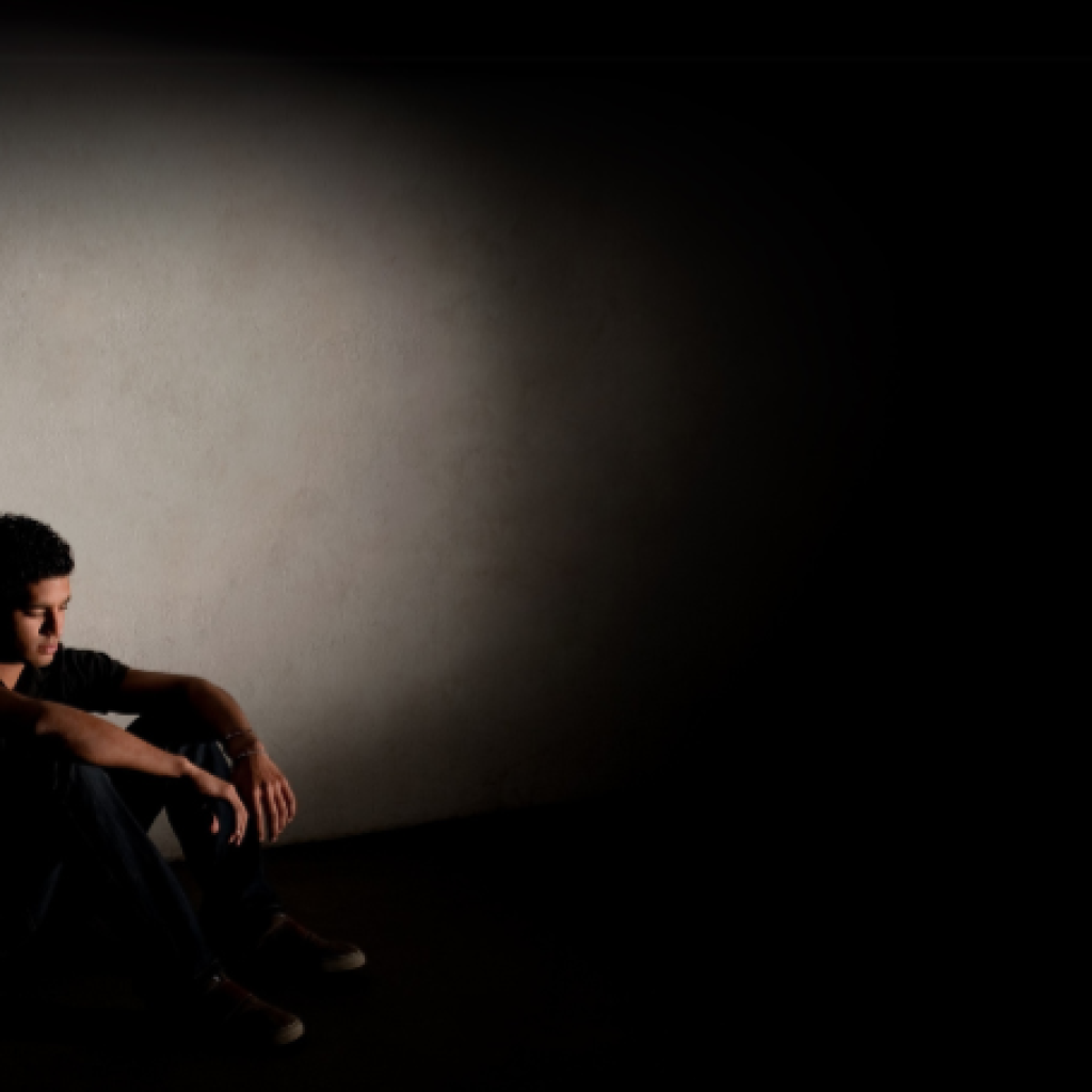 Em um de seus contos mais conhecidos, O Alienista, Machado de Assis conta a história de um médico que institui um sanatório numa pequena cidade do interior e que, imbuído das mais avançadas teorias científicas e das melhores intenções, acaba por internar a totalidade da população. No fim, como não poderia deixar de ser, ele mesmo termina recluído.